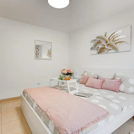 Appartamento Bright Retreat With Lush Outdoor Space *