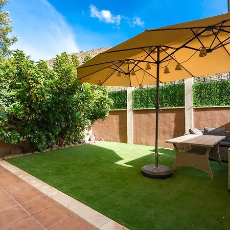 Bright Retreat With Lush Outdoor Space Daire