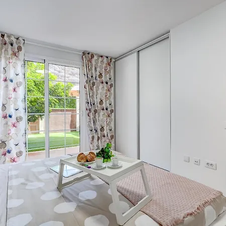 Daire Bright Retreat With Lush Outdoor Space Palm-mar